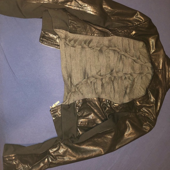 Authentic bcbg cropped leather jacket size LG - Picture 6 of 7